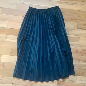 Uniqlo teal pleated skirt . Size L.
